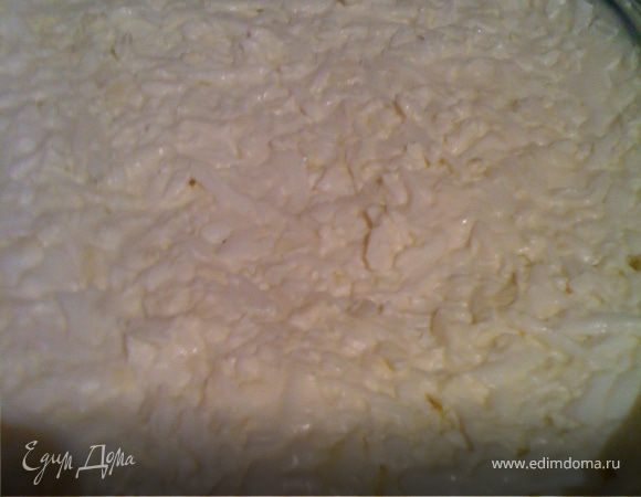 Второй слой – тертые яйца, снова майонез.