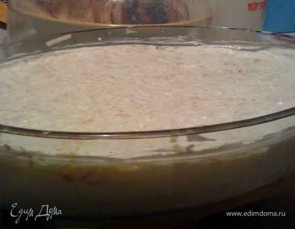 Третий слой – тертый сыр, смазываем майонезом.
Четвертый слой – тертое яблоко, предварительно почищенное от кожуры и конечно от сердцевины. 
