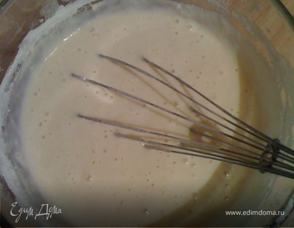 Взбиваем кефир с яйцами, добавляем соль, соду.