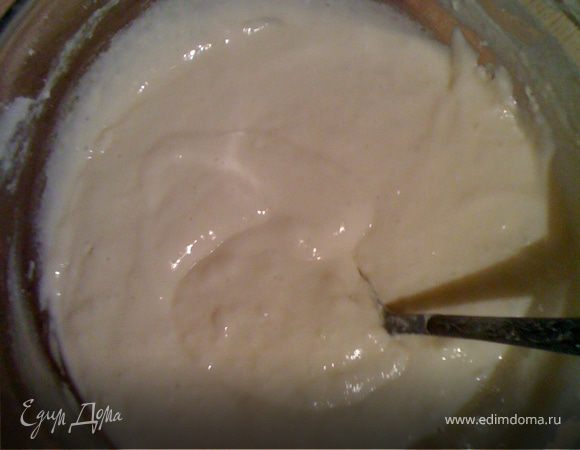 Вмешиваем муку. Точную пропорцию не скажу. Муку всегда добавляю «на глаз». Чтобы тесто получилось не густым, но и не растекалось по сковороде.