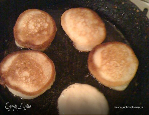 Хорошо раскалить масло. Затем огонь на плите убавить, чтобы не подгорали. Выкладываем небольшими порциями, не сильно толстым слоем, а то тесто внутри не пропечется.