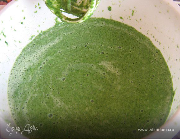 Шпинат разморозить в сковороде на маленьком огне. Сливочное масло растопить,добавить молоко.В молочно-маслянную смесь добавить размороженный шпинат(предварительно слить сок)затем всё взбить с помощью блендера в пюре.