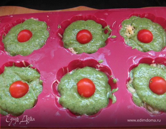 Разогреть духовку до 180С. Формочки для маффин смазать маслом. Разложить тесто до половины формочек. Положить оставшийся сыр и оставшееся тесто,в серединку вдавить помидорку "черри" Запекать 30-35 мин.