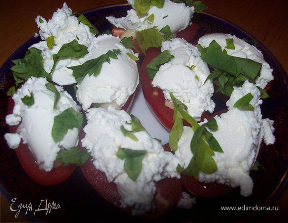 Творог (главное что бы он был не очень кислый) посолить. Солите по вкусу. Вот как вам покажется, что похоже на брынзу значит соли хватит...))) Далее эту смесь выкладываем на помидоры. Я порвала нескольео листиков петрушки и посыпала готовые помидорки..)
