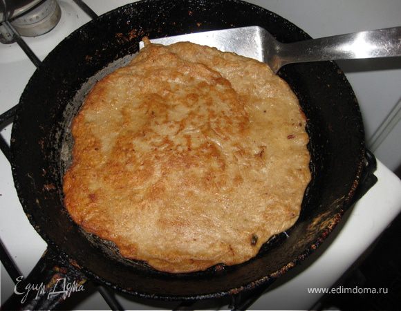 Испечь мясные блины. Капаю совсем чуть-чуть масла на сковороду, набираю полную поварежку теста, выливаю на центр и расправляю к краям ложкой. Тесто не пристает к сковороде и легко переворачивается лопаткой. Уменя получается 7 блинов. 