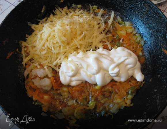 Приготовить начинку: лук мелко порезать, морковь потереть на терке и спассеровать их до готовности чуть посолив и поперчив. Дать немного остыть. Добавить натертый сыр, чеснок и майонез - все перемешать.