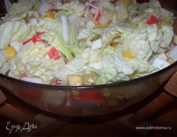 Нарвите или нарежте листья салата (кому как нравится), нарежте крабовые палочки, вареные яйца, лук и добавьте кукурузу. Солите и перчите по вкусу. я для заправки использовала натуральный йогурт. Если не любите то добавьте немного масла. 