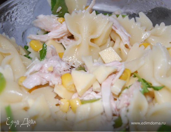  Курица у меня осталась после приготовления киша от Умиды, порезала ее мелко, затем кубиками нарезала сыр, тонкими полосками порезала сладкий перец, добавила кукурузу, вымыла , просушила и руками нарвала немного руколы, ну и конечно же сварила и  остудила бантики. Специально не стала снимать салат в заправленном виде – каждый может заправит на свой вкус – майонез, оливковое масло с лимонным соком, сырный соус…. Все, что вашей душеньке угодно! Приятного аппетита!