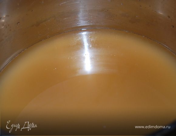 Далее процеживаем настой и добавляем в него дрожжи, накрываем марлей и оставляем для брожения на 5-6 часов при комнатной температуре, затем немного подогрев, добавляем тертый хрен и мед. У меня как раз оставался мёд с прошлого года, очень хороший, душистый, настоящий! 