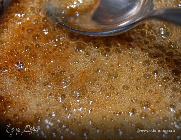 В оригинале рецепта ничего не было сказано про сахар, но в моем предыдущем рецепте мне посоветовали придать цвет квасу при помощи жженого сахара, я с удовольствием воспользовалась этим советом, т.к. мёда у меня оставалось совсем немного – все ушло в кулинарное творчество в течении года!НО! Чтоб окрасить такое количество кваса, а в итоге у меня вышло литра полтора, надо ооочень много сахара, так что я брала немного, не хотела получить сладкую газировку!