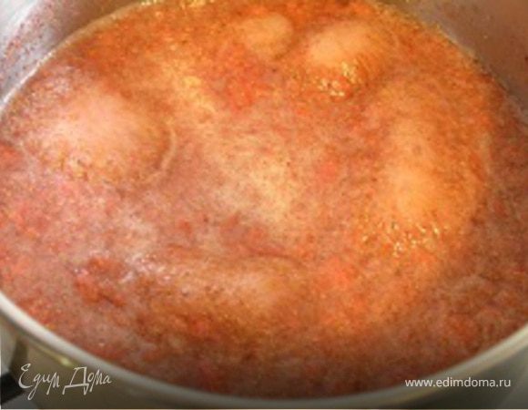 Вскипятить воду, растворить в ней сахар. Жмых залить сладкой водой, варить несколько минут. Затем процедить, добавить выжатый сок клубники, перемешать.