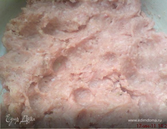 перемолоть мясо,размочить в молоке манку