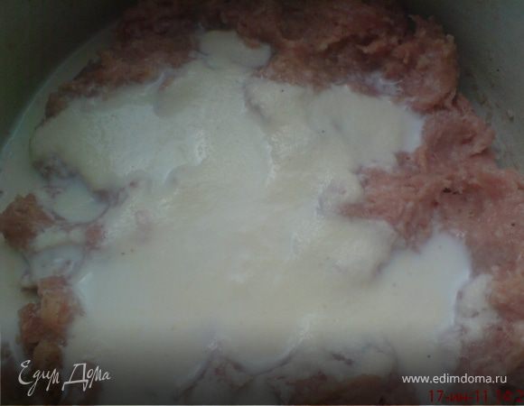 добавить её в фарш вместе с яйцом