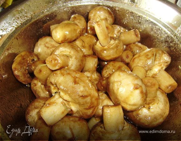 Все ингридиенты для маринада смешиваем в глубокой тарелочке и выкладываем грибочки..Хорошенько перемешиваем и оставляем мариноваться на 4-5 часов, а лучше на ночь...