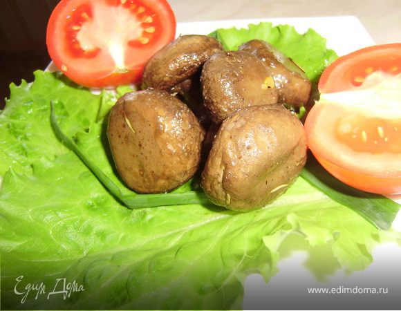 Все грибочки к праздничному столу готовы..украшаем свежими овощами и листиками салата...Приятного аппетита...