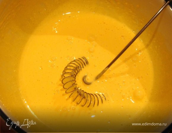 Желатин замочить в холодной воде.Яичные желтки растереть с сахаром в светлую пену.Подготовить две кастрюли для водяной бани.В большую налить воды и поставить на разогрев.Тонкой струйкой влить в желтковую массу молоко,постоянно помешивая.Перелить образовавшуюся смесь в меньшую кастрюльку,установить на водяную баню и нагревать на медленном огне до загустения(НЕ КИПЯТИТЬ),постоянно помешивая.На это вам понадобится минут 15-20.Если вы уверены в своих силах,то английский крем можно сварить и на огне,но я вам советую воспользоваться баней.Желтки могут неожиданно свернуться и крем будет испорчен.Крем остудить.Для ускорения процесса можно воспользоваться ёмкостью с холодной водой.Нагреть желатин до 60*С и ввести в английский крем.