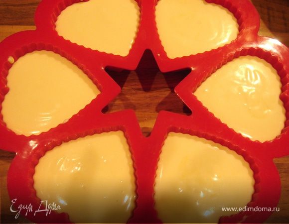 Взбить сливки в густую пену и соединить с кремом.Разлить по формам.Формы можно заранее застелить плёнкой.Убрать в холодильник до полного застывания.Я оставляю десерт в холодильнике на ночь.Если вы использовали плёнку,то застывший десерт следует накрыть тарелкой и перевернуть,снять плёнку.Если вы использовали силиконовые формы,то можно либо подержать их над паром,либо убрать в морозильник на несколько минут.Затем накрыть тарелкой,перевернуть,выложить и украсить по своему усмотрению.Я использовала в качестве украшения желе из кофе.Приятного аппетита!