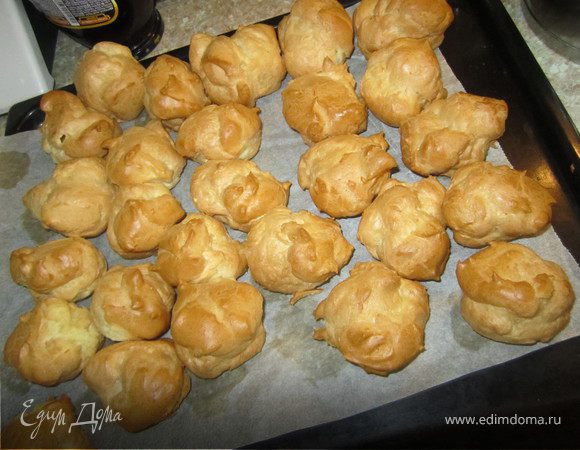 Профитроли.
Воду подогреть, добавить масло, вкипятить.
Добавить соль, муку, непрерывно помешиваязаварить тесто.
Тесто готово, когда начинает отделятся от стенок кастрюли.
Снять с огня.
Немного охладив 2-3 минуты, вбить по одному яйца, хорошо перемешивая тесто.
Тесто не должно быть совсем жидким, но и не густым.
Духовку разогреть до 180 гр.
Противень застелить пергаментной бумагой, выложить небольшие шарики теста(можно просто ложкой, смачивая ее водой или с помощью шприца).
Выпекать 25-30 минут, до золотистого цвета.
Профитроли должны хорошо вырости.
Из порции получится полтора противня профитролек.
