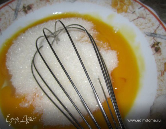 Заварной крем.
300-400 гр. молока закипятить.
Желтки смешать с сахаром.