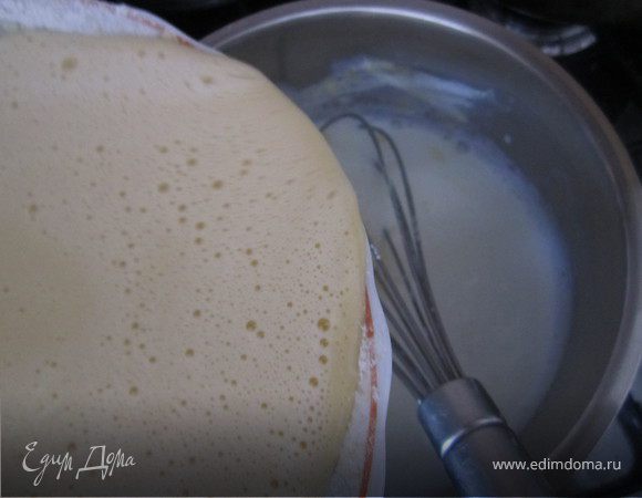 Желтково- молочную смеесь аккуратно ввести в гарячее молоко.
