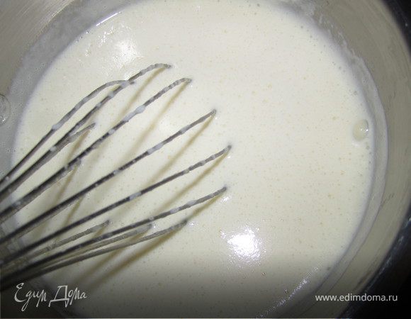 Не снимая с огня, непрерывно помешивая, заварить крем.