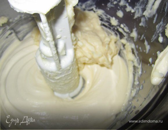 Масло, комнатной температуры, взбить.
Продоблжая взбивать, добавить по 1 ст. л. заварной крем.