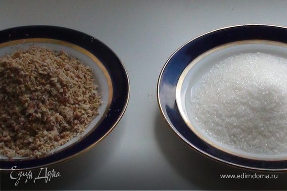 Перемолоть миндаль (через мясорубку или с помощью блендера). Подготовить сахарный песок.