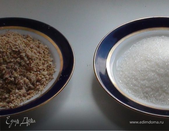 Перемолоть миндаль (через мясорубку или с помощью блендера).
Подготовить сахарный песок.