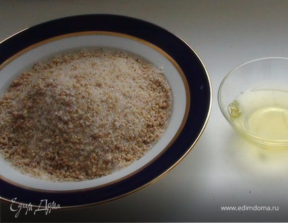 Перемешать перемолотый миндаль с сахаром.
Подготовить яичные белки.