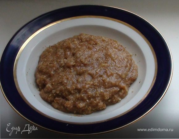 Добавить белки в смесь миндаля и сахара, перемешать.