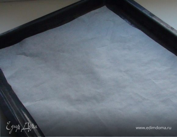 Разогреть духовку до 170 градусов.
Подготовить противень, положив на него пергаментную бумагу.