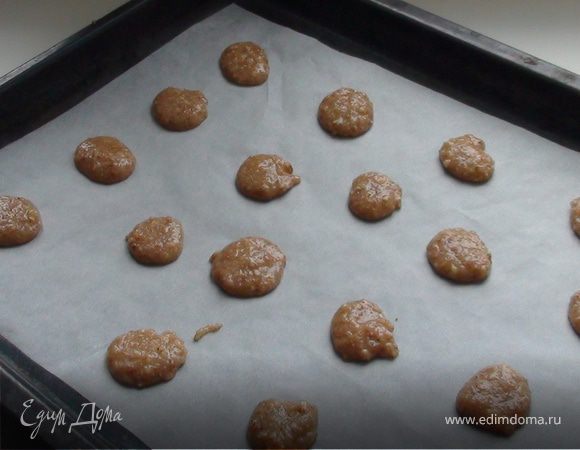 Разложить полученную массу на пергаментную бумагу небольшими порциями.
Поставить в духовку минут на 10-12.