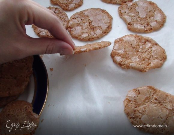 После того, как достали печенье, нужно дать ему время остыть,  затем снять с пергаментной бумаги.
Приятного аппетита:)))
