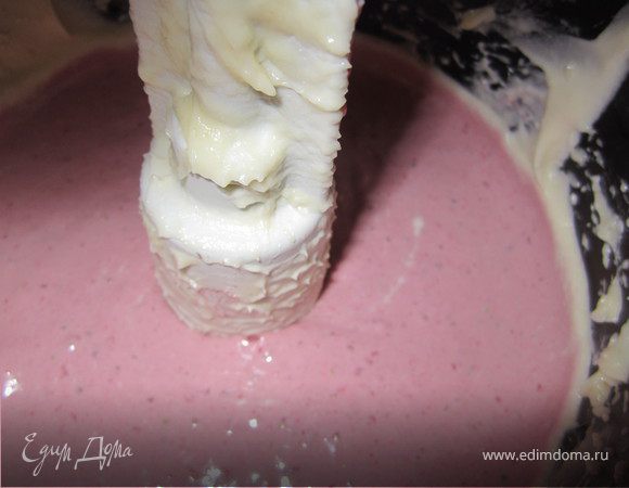 С клубникой главное не переборщить, а то крем получится жидковатым.