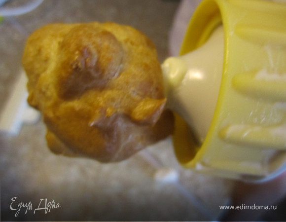 С помощью шприца, начинить профитроли, половину белым кремом, половину клубничным.