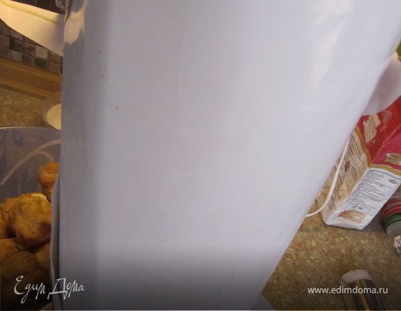 Из плотной бумага, картона, мне пригодился плотный бумажный пакет, сделать конус, хорошо его закрепить.