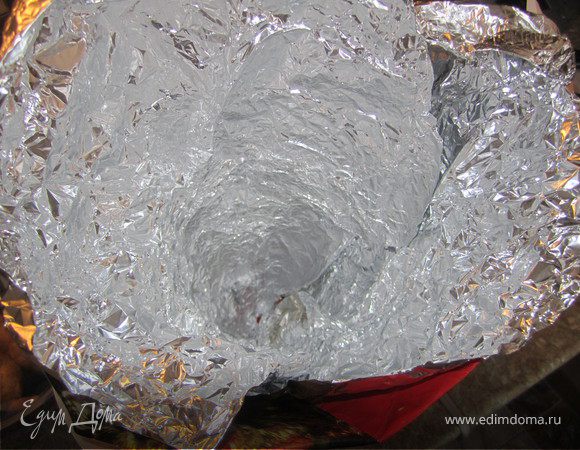 Средину конуса выстелить пишевой пленкой ( я сделвлв фольгой, не советую.. когда доставала торт фольга прилипла к шоколаду...пришлось ее аккуратно отдирать.))