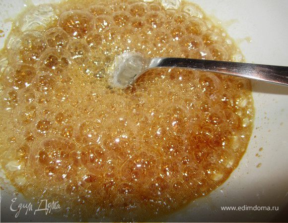 Приготовить карамель. 
Сахар залить водой, и хорошо уварить.
