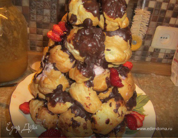 Когда карамель начнет остывать, быстро-быстро вилкой, на торт нанести карамельные нити.