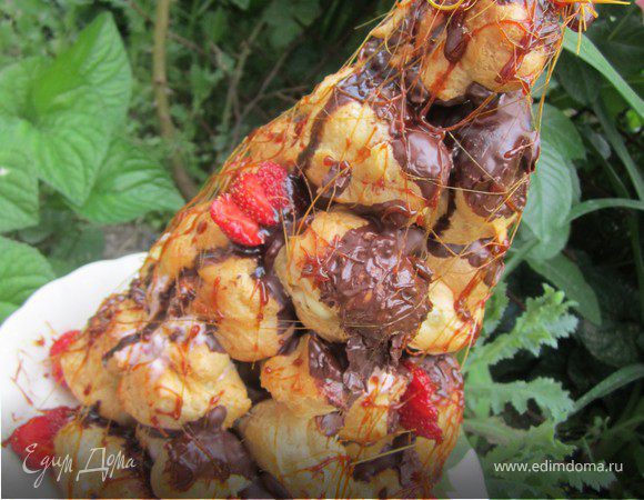 Украсить торт ягодами.