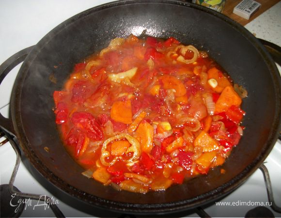 Добавить помидоры, белое  вино, приправы. Довести  до кипения, уменьшить огонь и  тушить  не  накрывая 15 минут.