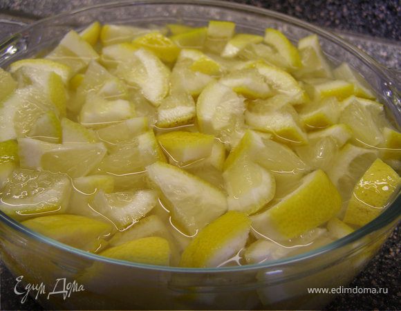 Не чистя, порезать на кусочки. Косточки предварительно вынуть, иначе впоследствии варенье будет горчить. Залить лимоны водой и дать настояться ночь в холодильнике.