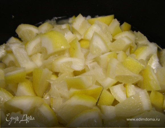На следующий день воду слить. Переложить лимоны в кастрюлю, залить водой и дать прокипеть минут 15. Слить. Залить 200-250 мл воды и варить на медленном огне минут 20.