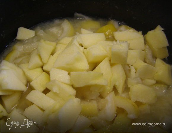 Яблоки почистить и порезать на кубики. Добавить к лимонам. 