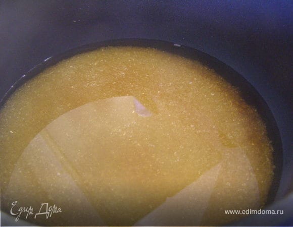 В отдельной кастрюле приготовить сироп из сахара и 70 мл воды. 