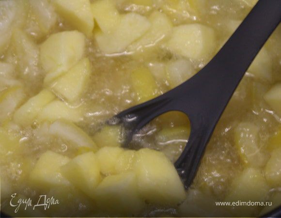 Когда сахар растворится, влить сироп в лимоны. Добавить Куантро, перемешать, и варить ещё минут 40.