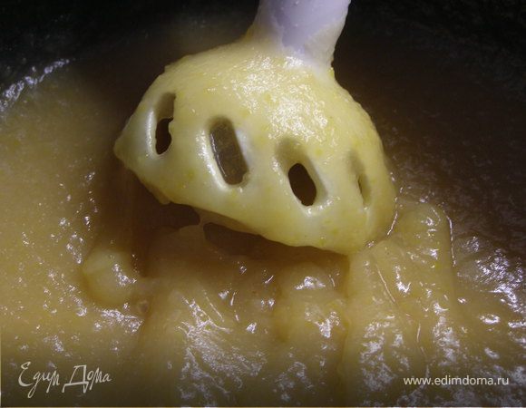 Нашу фруктовую массу измельчить блендером и остудить. 