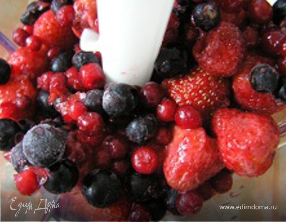 Положите все ингредиенты в чашу блендера. Взбивайте на высокой скорости, пока масса не станет однородной. Разлейте по бокалам, украсьте веточкой мяты. Подавайте сразу!