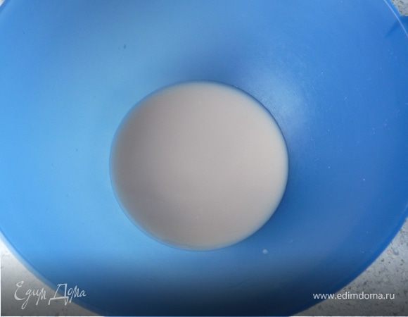 Размельчить дрожжи, залить теплой водой, посыпать сахаром, размешать, накрыть и оставить на 10 минут.