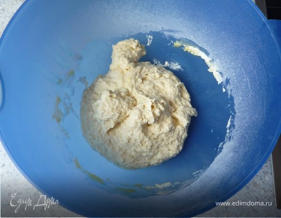 Затем к дрожжам добавить просеянной муки с солью, влить оливковое масло и перемешать до однородного состояния (я мешала миксером с насадкой для теста).